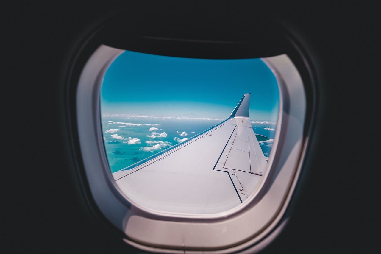Törött ventilátorlapát okozhatta a Ryanair-gép balesetét, amelyen át egy utas félig kiszorult a repülőből