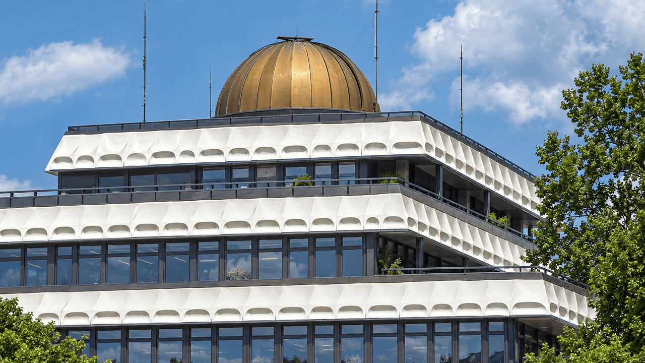 Sűrű csillagmező és galaxisrészlet a kozmosz mélyéről, Both Előd fordításaihoz.