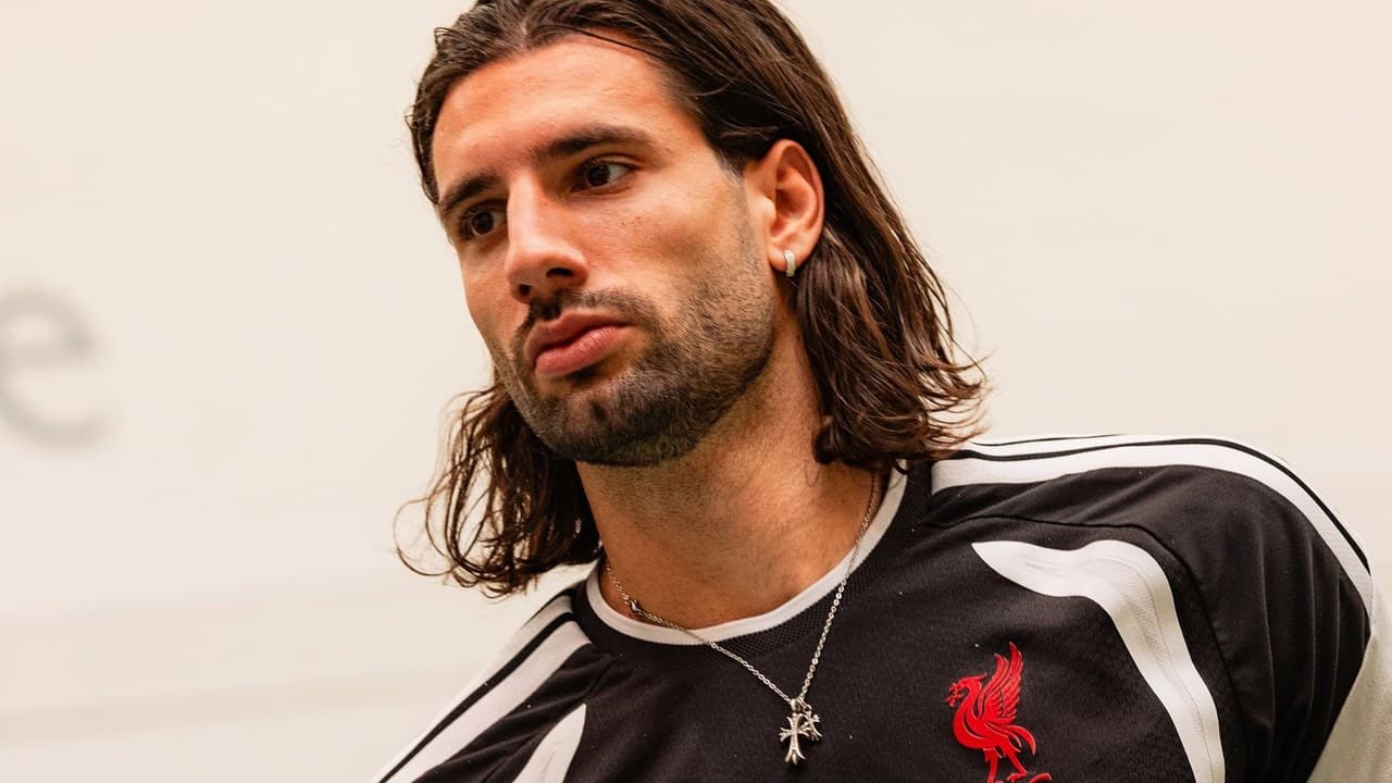 Szoboszlai Dominik, a Liverpool labdarúgója, fekete mezben néz oldalra.