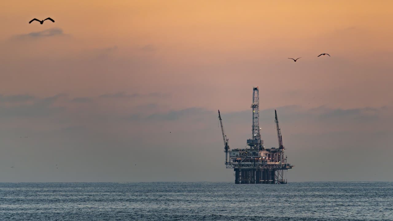 Vörös olajoshordók sorakoznak, utalva a kőolajra és az energiaárakra. – 2. kép