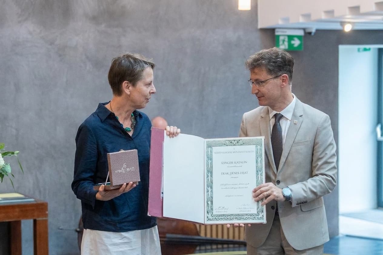 Két évtized, csaknem száz kiállítás – Izinger Katalin kapta idén a Deák Dénes Díjat