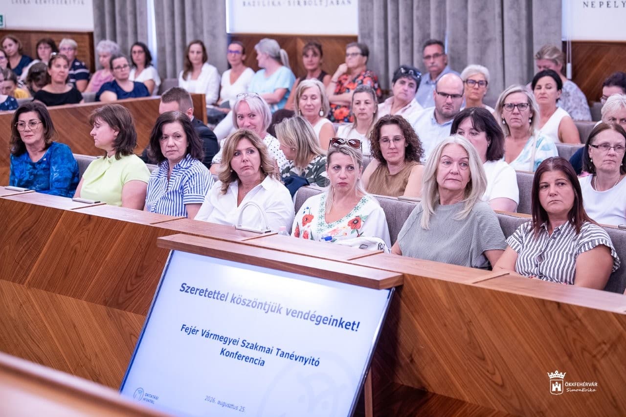 Tanévnyitó konferenciát tartottak a Városházán, kártyás rendszer jön a közétkeztetésben