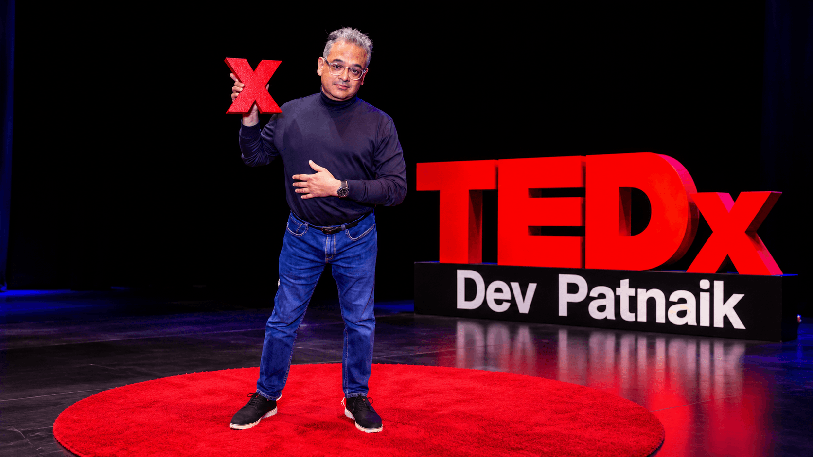 Dev Patnaik, az IBM jövőorientált vezetés, stratégia és innováció szakértője, egy TEDx színpadon.