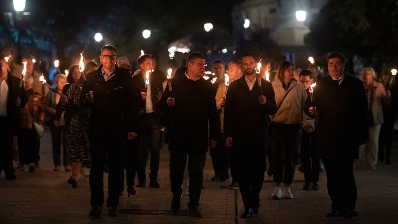 Székesfehérváron fáklyákkal emlékeztek az aradi vértanúkra.