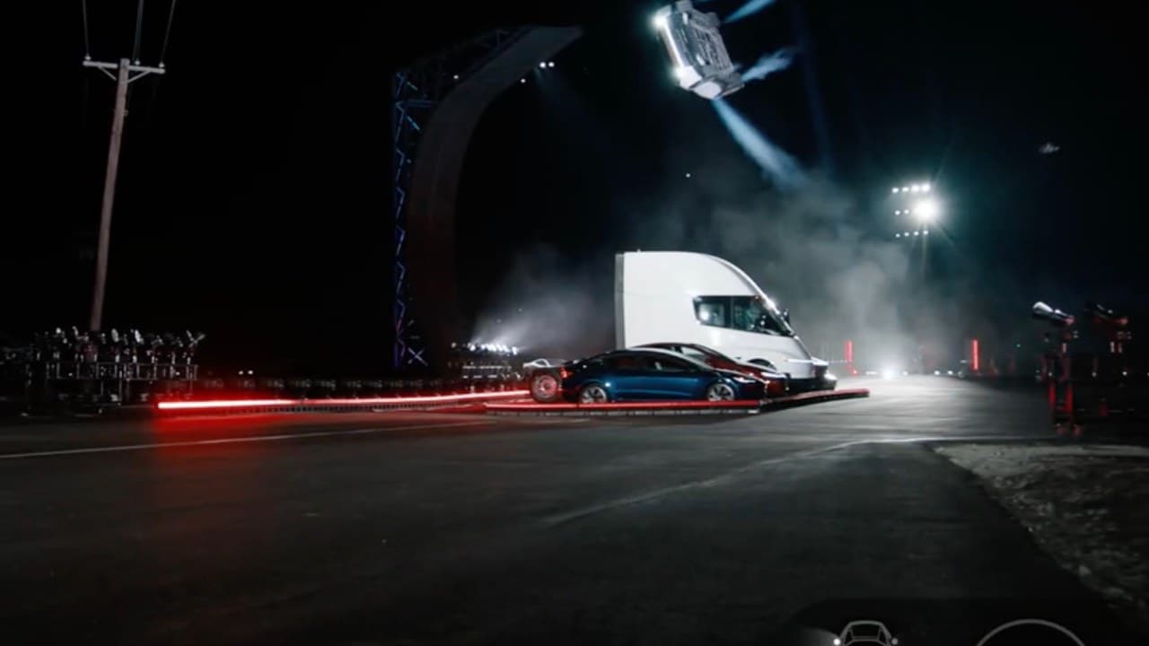 Éjszakai Tesla show: Roadster és Semi, felettük repülő autó, alul magasságmérővel.