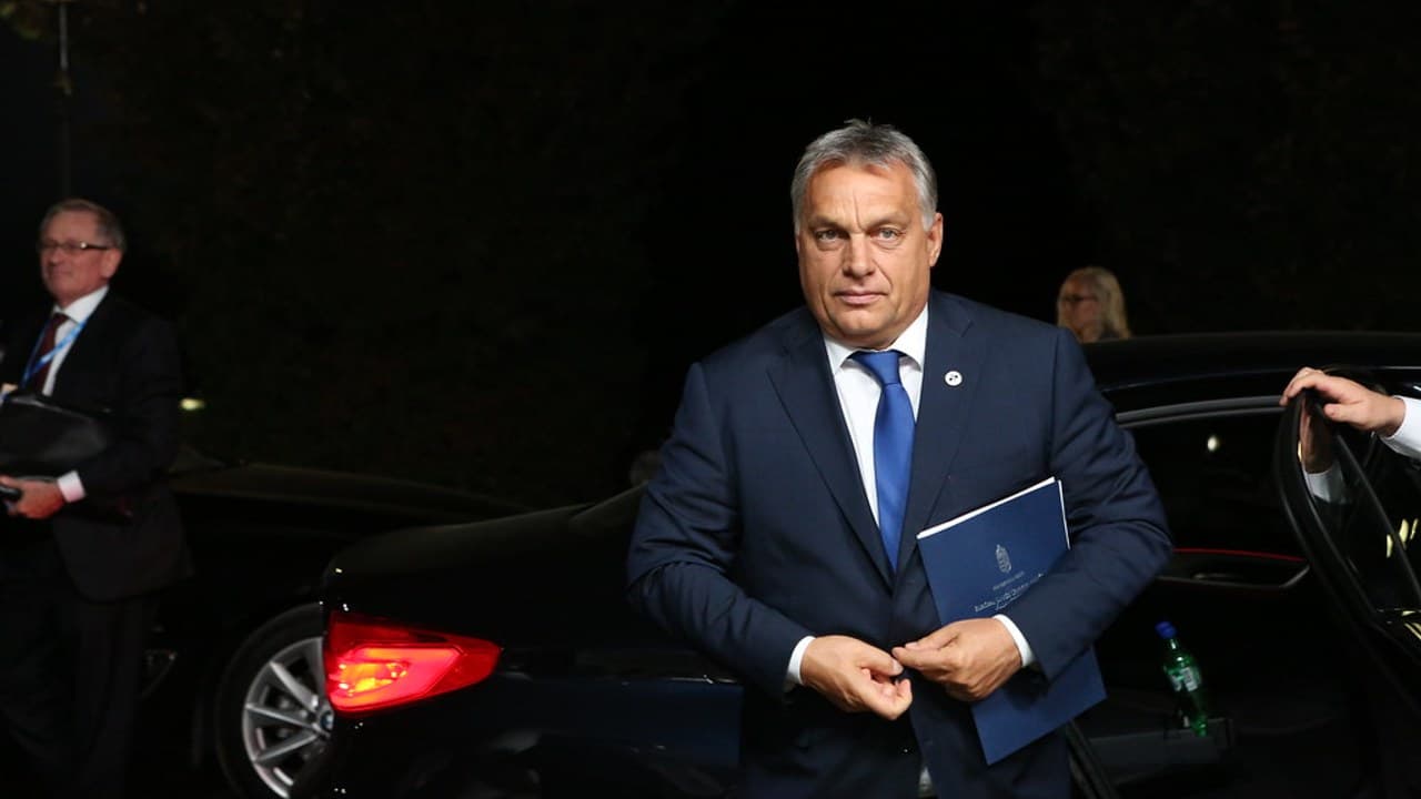 Orbán Viktor érkezik egy nemzetközi diplomáciai eseményre.