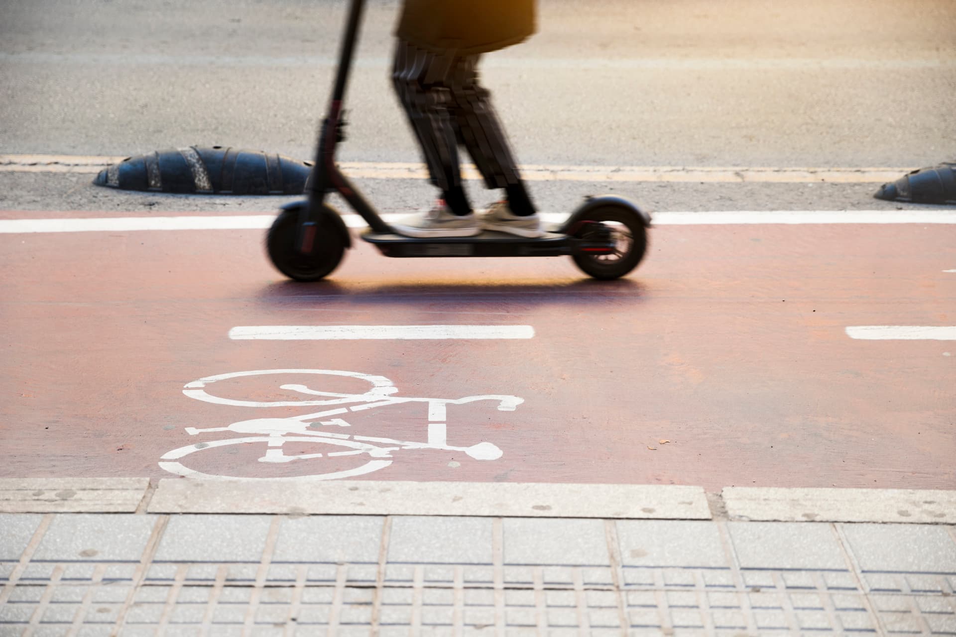 Külön szabály jöhet az elektromos rollerekre az új KRESZ előtt