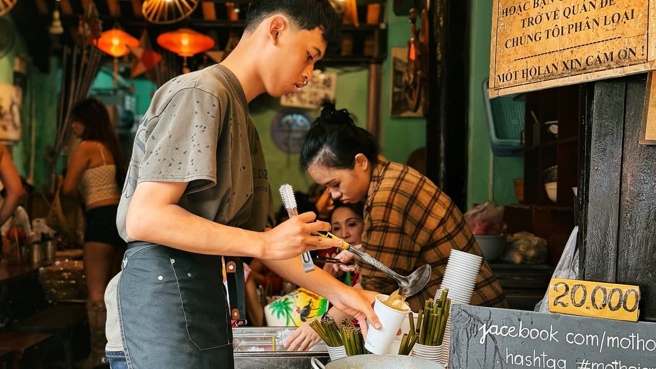 Hoi An nyüzsgő utcája sárga épületekkel, lampionokkal és riksákkal, a vietnámi utcai ételek paradicsoma. – 3. kép