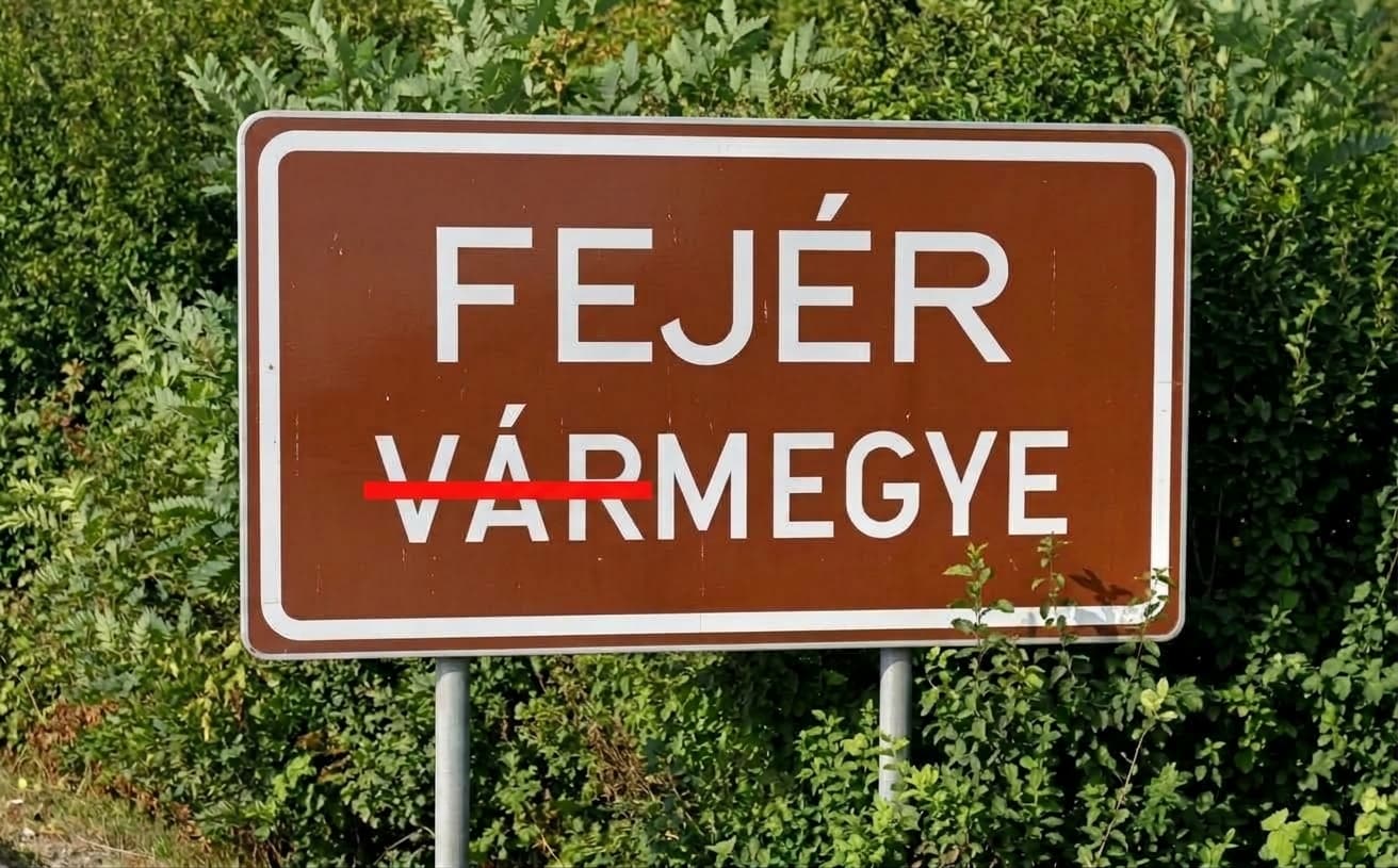 Fejér vármegye tábla, melyen a 'vármegye' szó piros vonallal át van húzva.