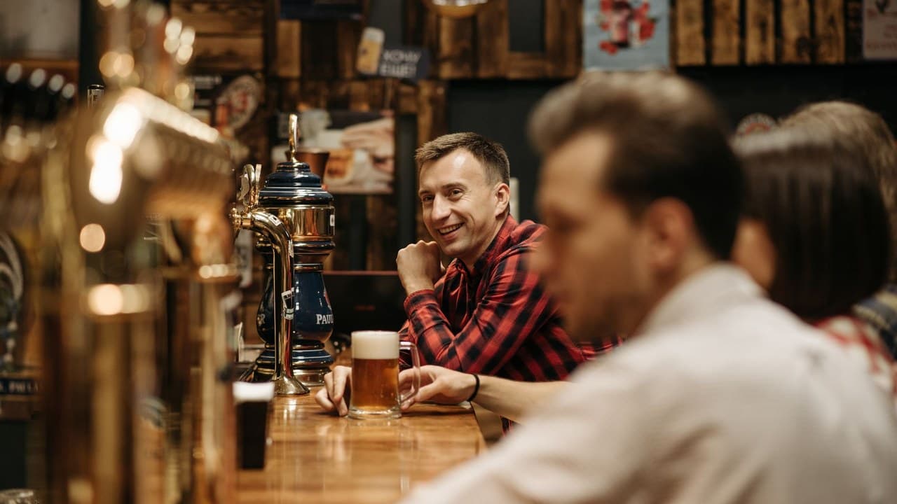 Kocsmában söröző emberek, kocsmatúra vagy kocsmakvíz eseményen.