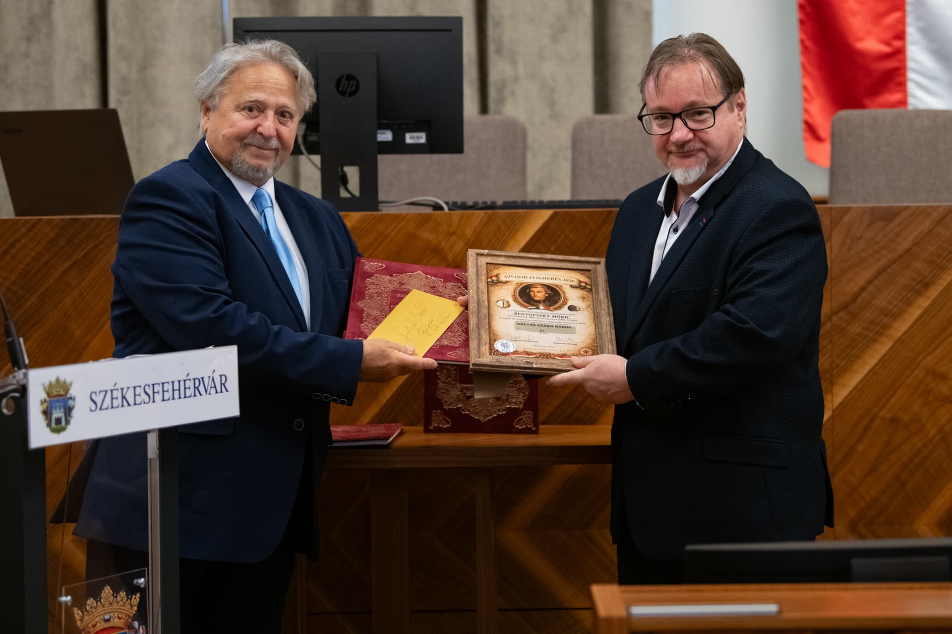 Átadták a Benyovszky Nívódíjakat a székesfehérvári Városházán, a díjazottak okleveleikkel. – 4. kép
