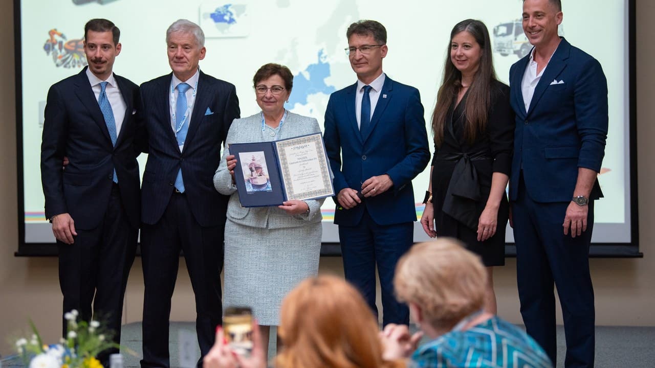 Macher Endréné Márta a MACHER Zrt. képviseletében innovációs díjat kap Cser-Palkovics Andrástól.