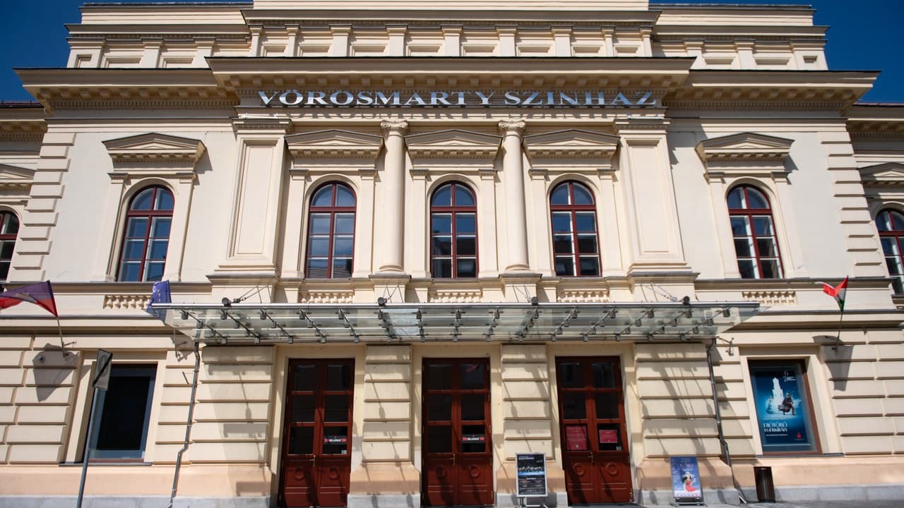 A Vörösmarty Színház épülete a műfaj ünnepnapján, operettslágerek előtt.