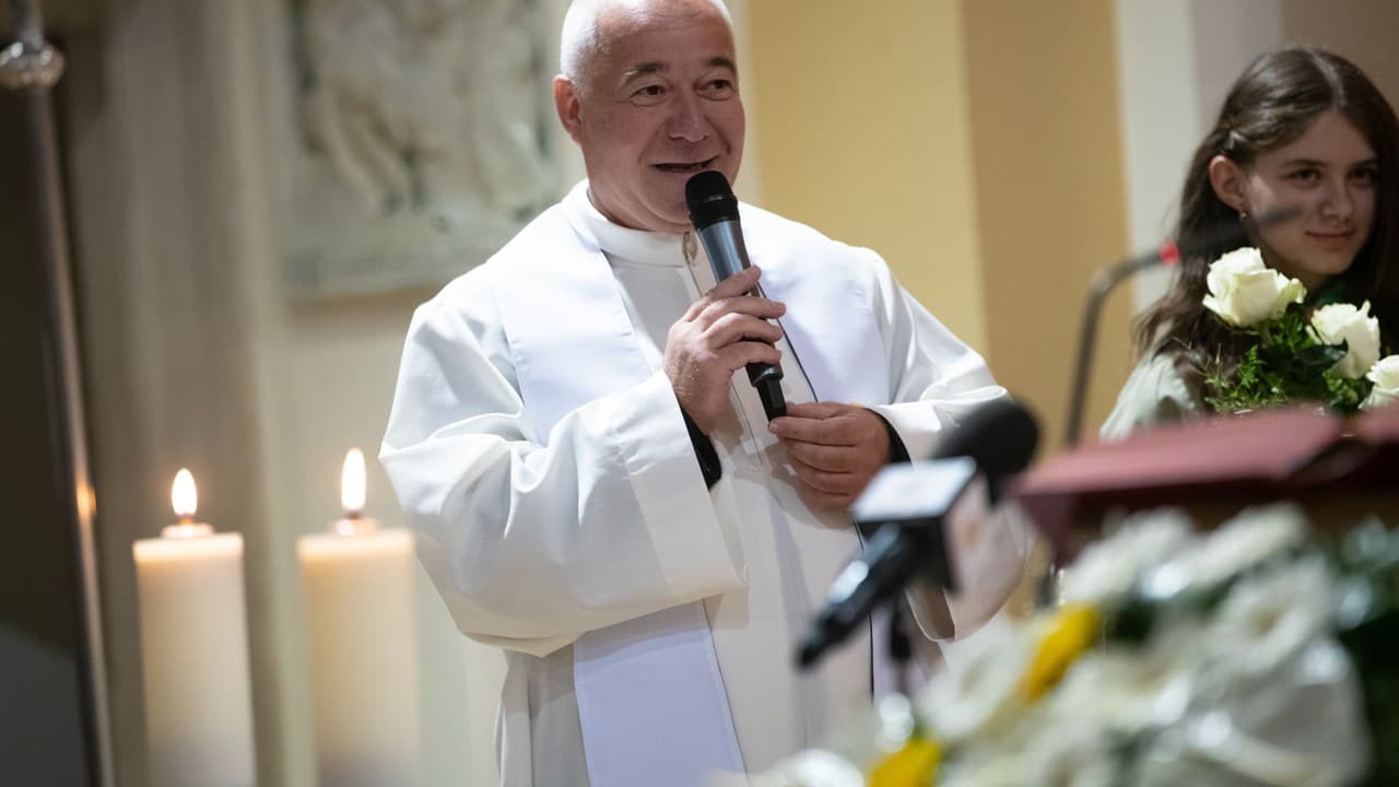 Spányi Antal püspök szentmisét celebrál Prohászka Ottokár megemlékezésén, arany miseruhában. – 3. kép