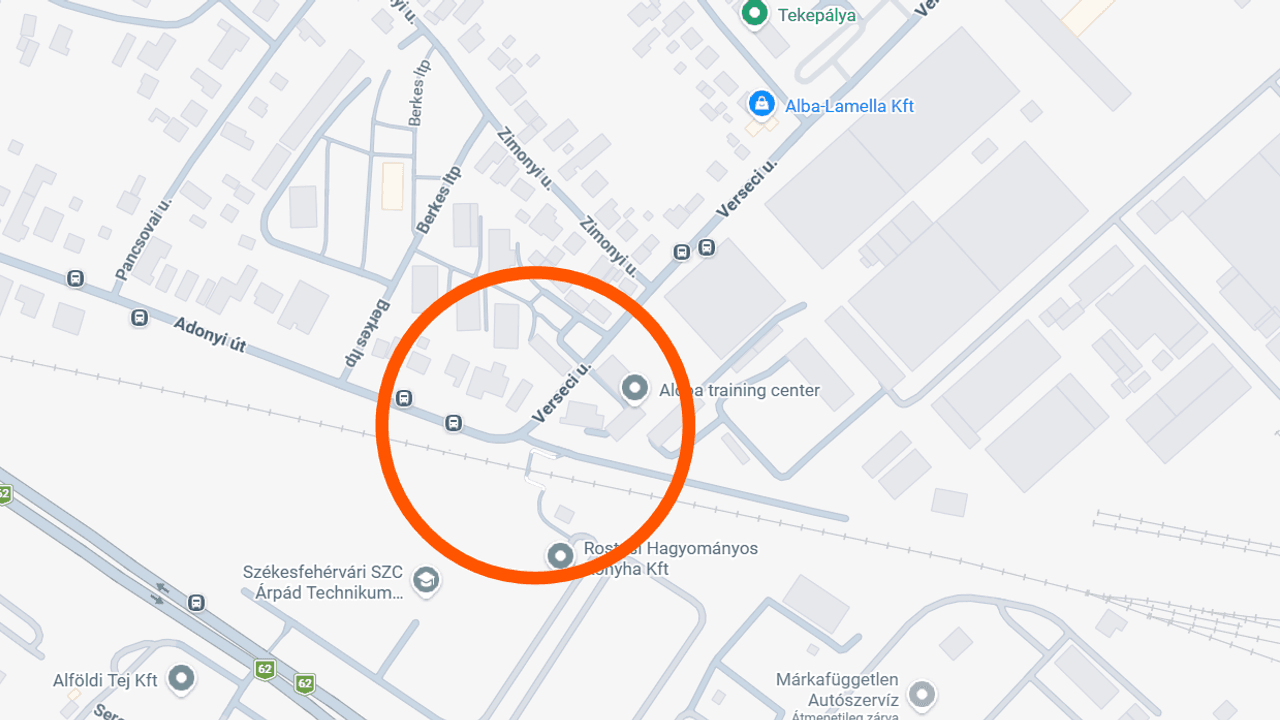 Térkép az Adonyi út és Verseci utca kereszteződéséről, melyet narancssárga kör jelöl.