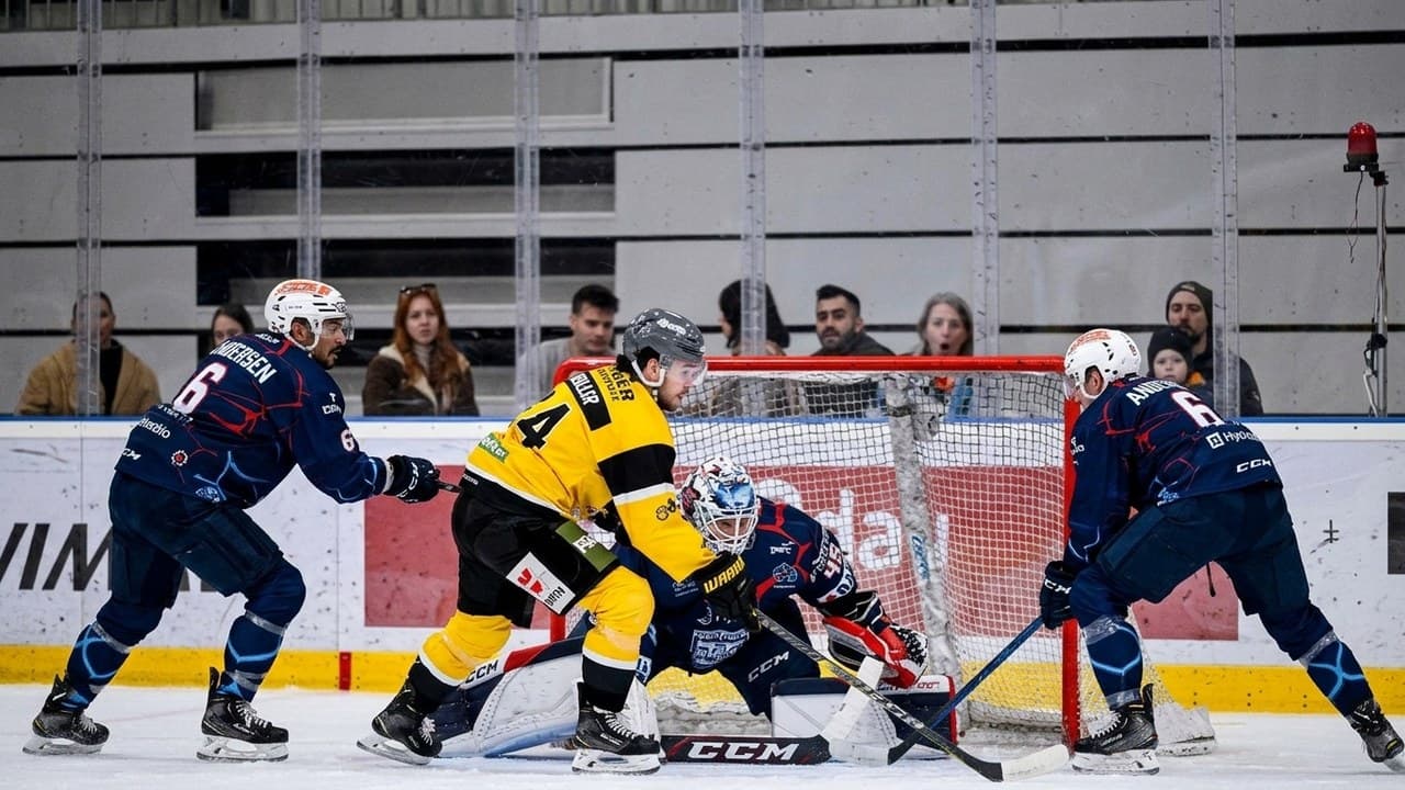 ICE Hockey League jégkorongmeccs a MET Arénában: a Fehérvár kapusa véd a Pustertal ellen.