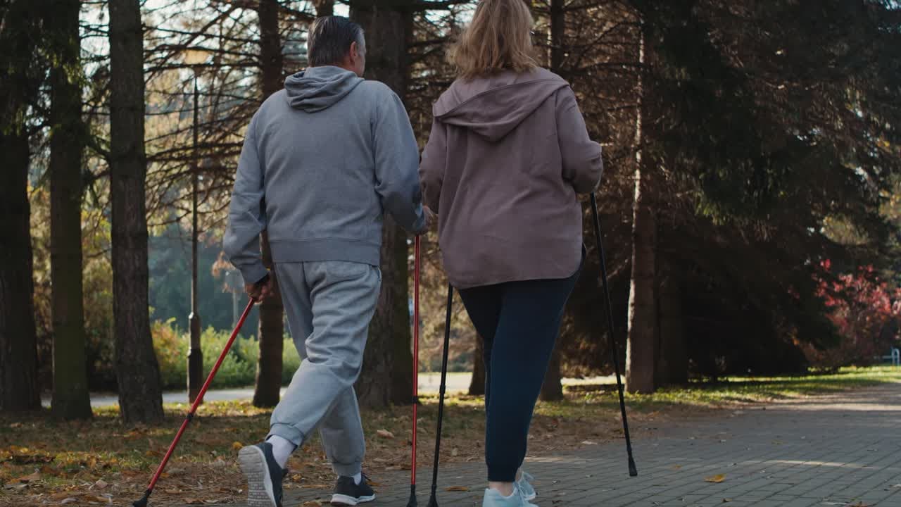Botokkal a ligetekben: októberben tizenhat helyszínen lehet ingyen nordic walkingozni Fehérváron