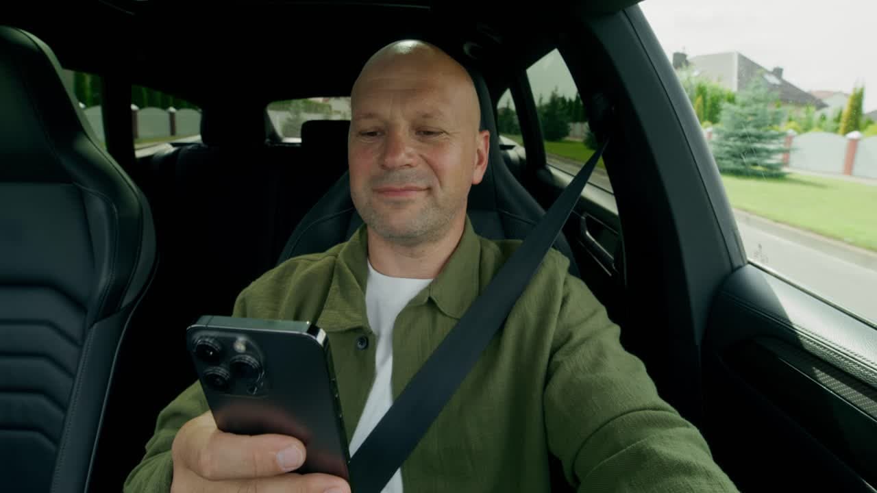Férfi mobiltelefonnal a volánnál, a ROADPOL és a rendőrség a közlekedésbiztonság és a figyelem fontosságát hangsúlyozza.
