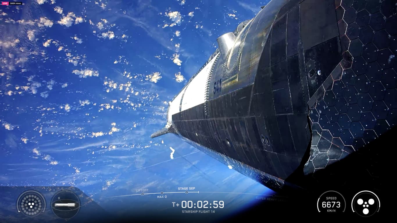 A Starship rakéta felszáll a tengerparti indítóállásról, hatalmas füstöt és lángokat eregetve. – 2. kép