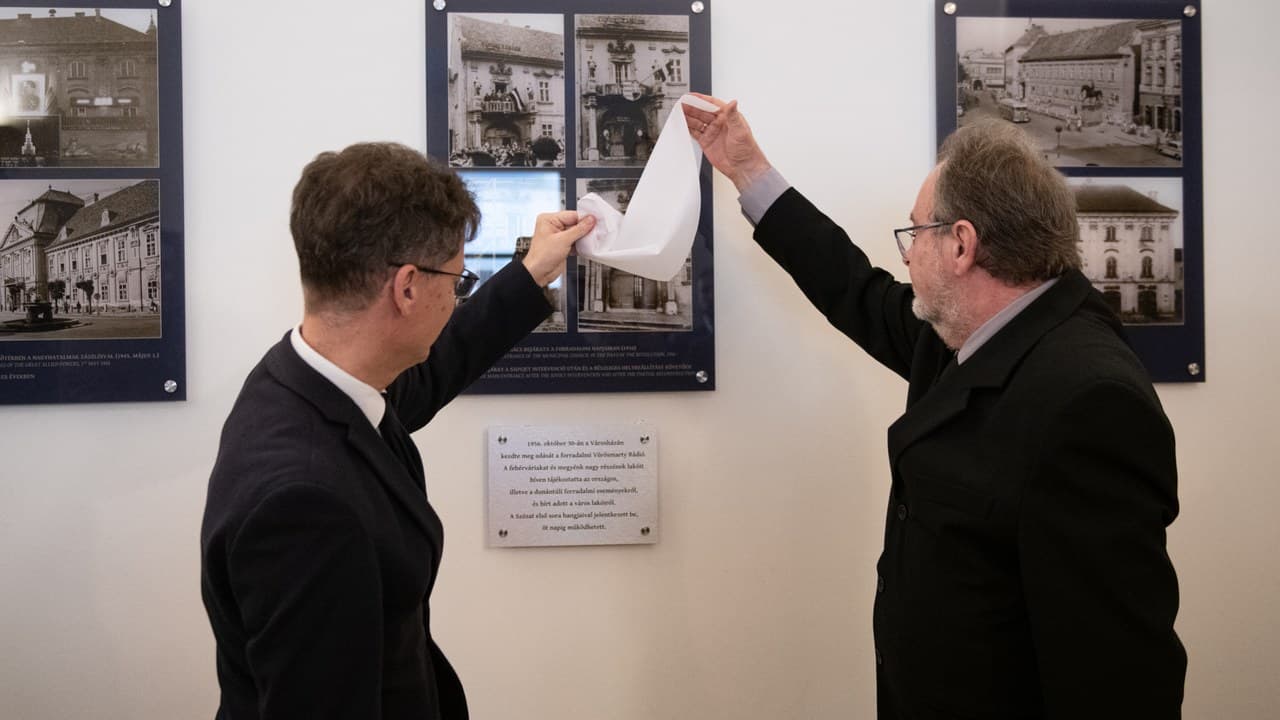 Emléktáblát kapott a forradalmi Vörösmarty Rádió a Városházán