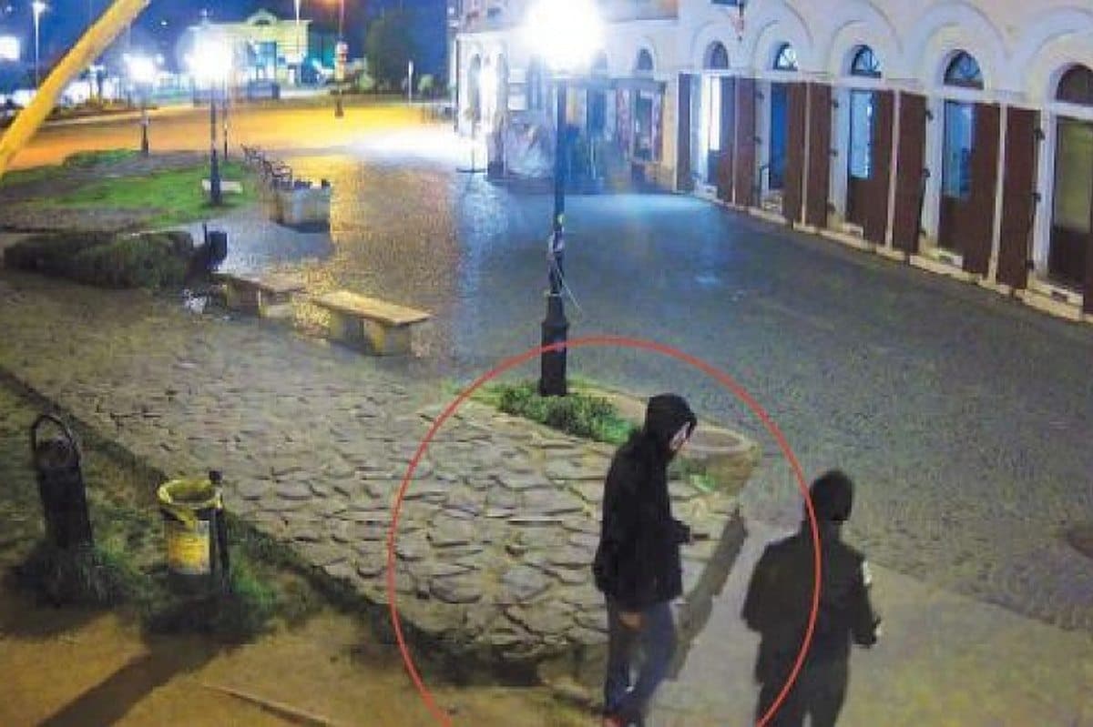 Kődarabot tettek a Palotai útra Székesfehérváron, megsérült egy autó