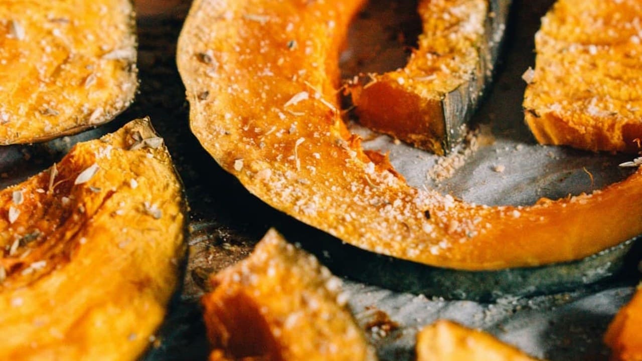 Két tál sütőtök krémleves baconnel és lenmaggal, mely tápláló és erősíti az immunrendszert. – 2. kép