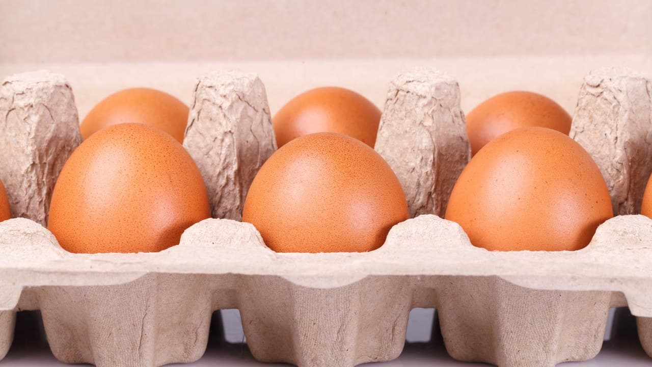 Barna tojások kartondobozban, a Spar állatjóléti tojásai a kiskereskedelemben és a táplálkozásban.