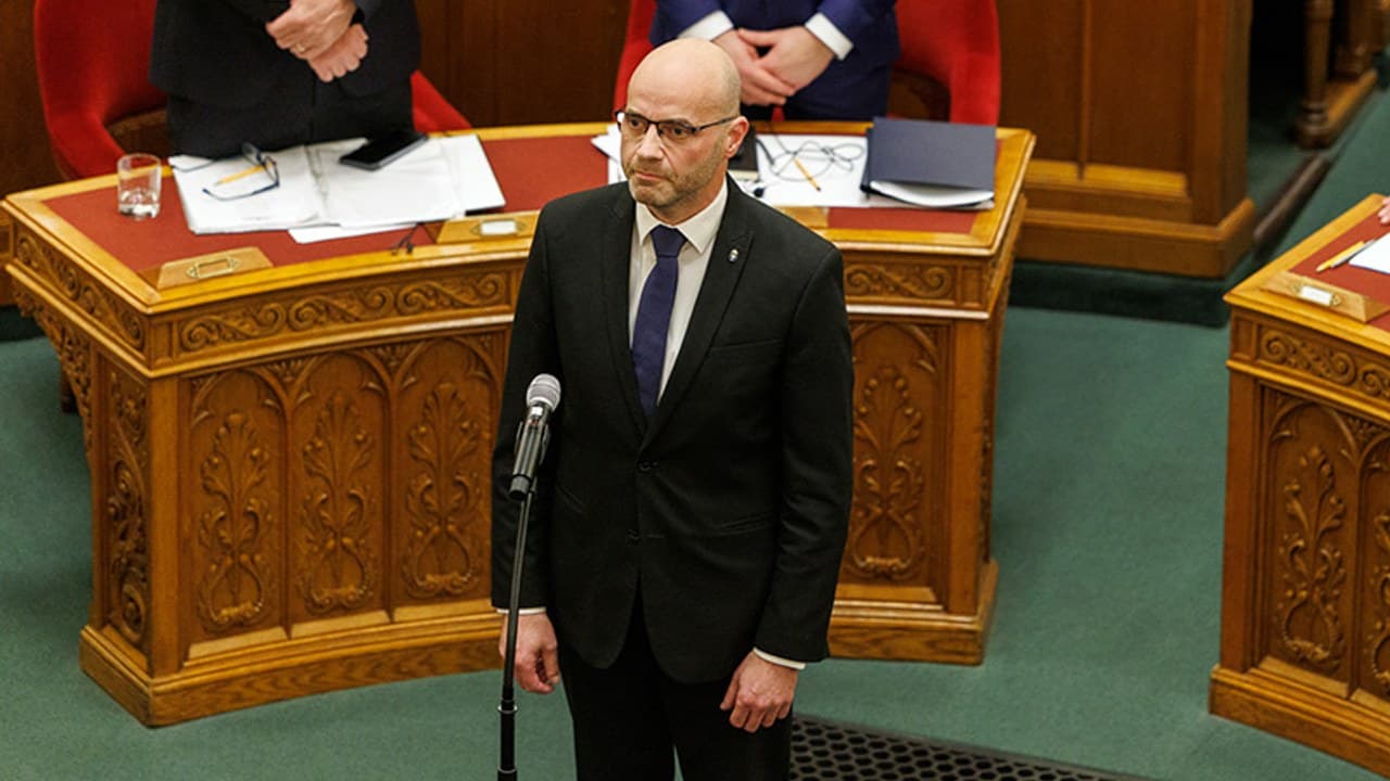 Radetzky András, az NMHH Médiatanácsának tagja az Országgyűlésben a rádiózásról beszél.