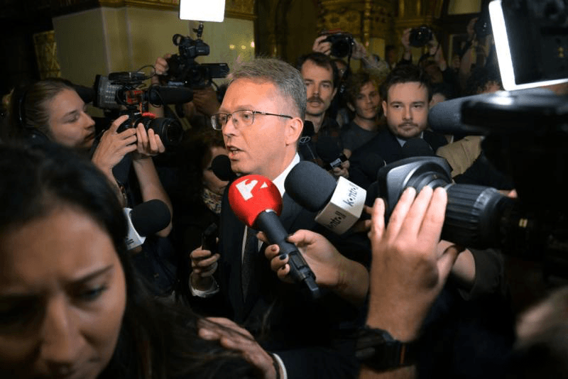 Hűtlen kezelés gyanúja miatt felfüggesztették Hankó Balázs mentelmi jogát