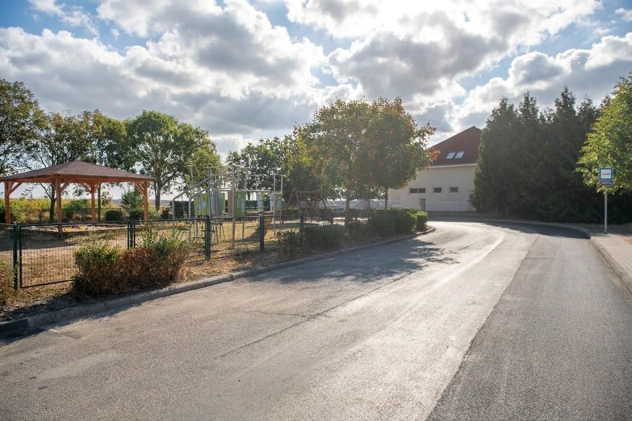 Elkészült a bővített buszforduló a Kassai utcánál – két busz is elfér egymás mellett