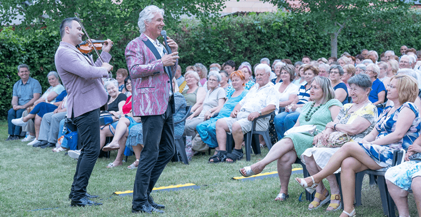 Csillagfény, operett és fuvola: nyáresti kertkoncert az öreghegyi Fanta-villában