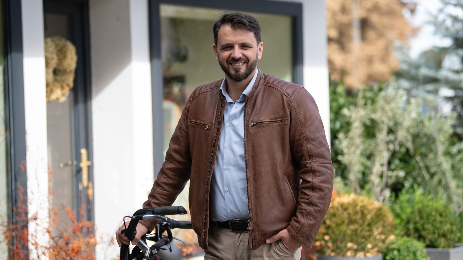 Dr. Csada Imre Zoltán traumatológus mosolyogva áll egy kerékpár mellett.