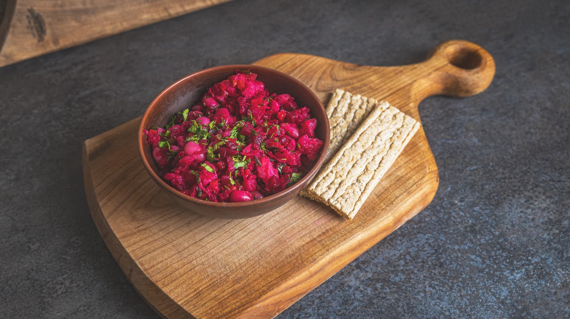 Cékla, egészben és szeletelve, egy vágódeszkán, őszi vitaminforrásként. – 2. kép