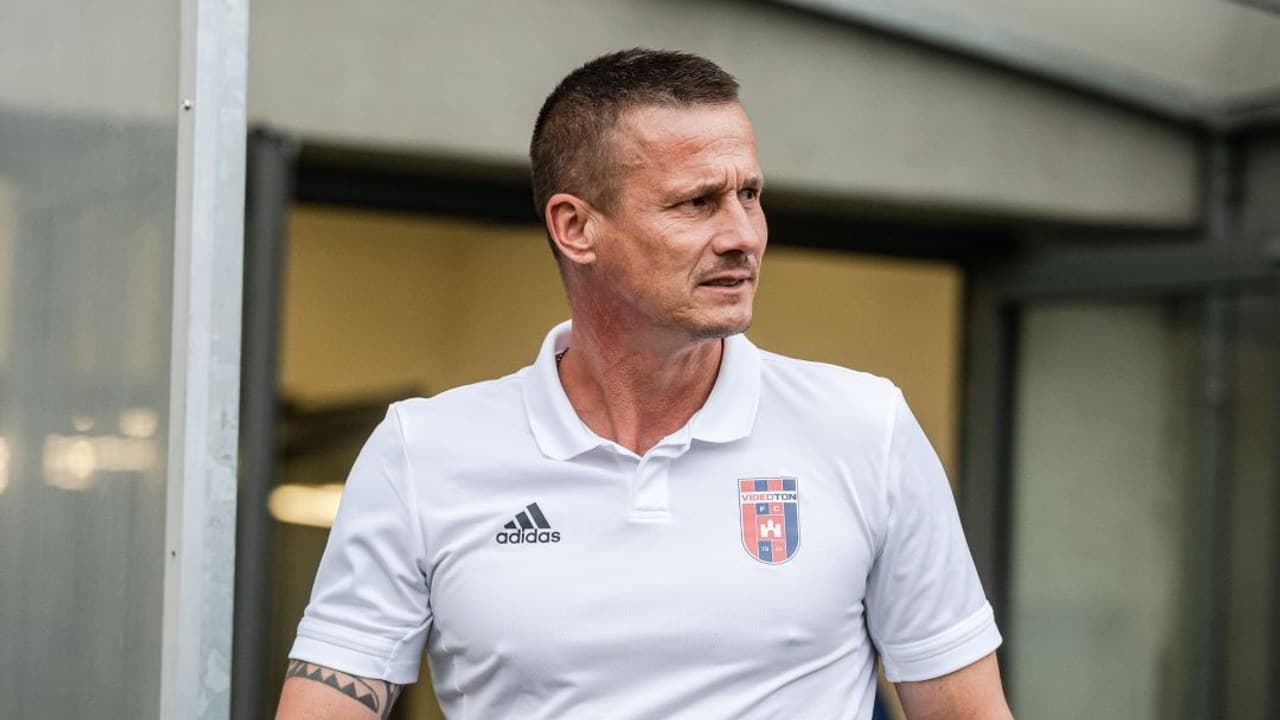 Pető Tamás, a Videoton edzője, oldalra tekintve.