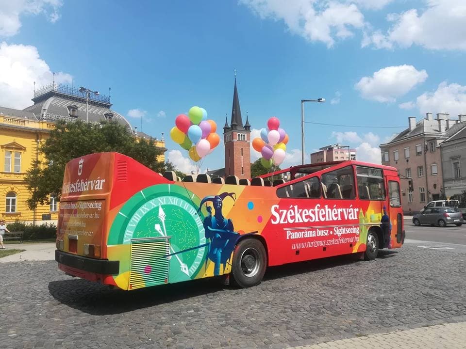 Nyitott tetővel a Bory-várig: újra elindul Fehérvár piros kabrióbusza
