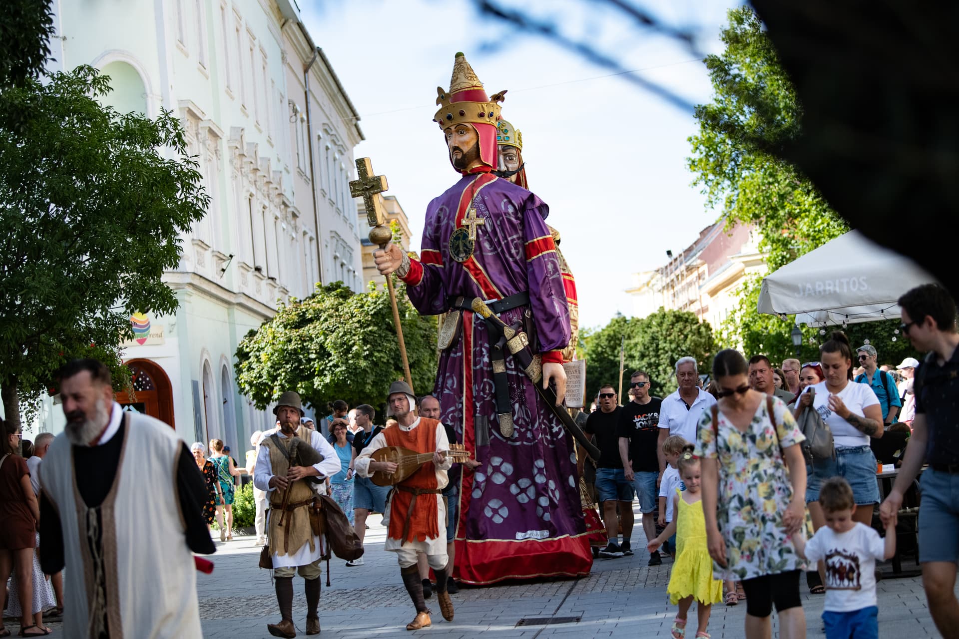 A Királyi Napok kulisszái mögé várnak önkénteseket