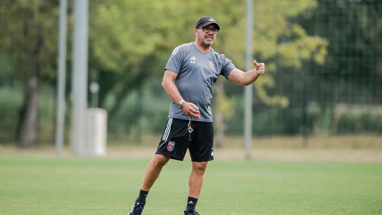 Bekő Balázs, a Videoton FC edzője, instruál az NB II-es labdarúgó edzésen.