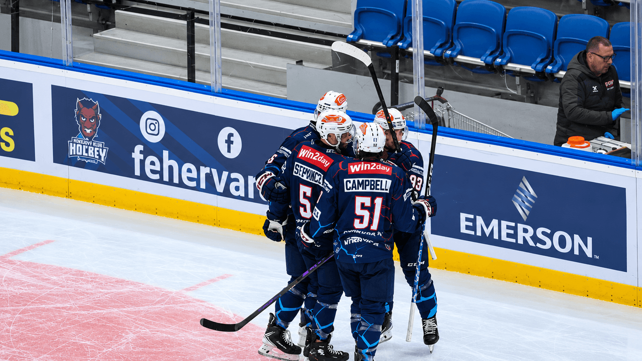 Jégkorong játékosok ünneplik a gólt az ICE Hockey League mérkőzésen a MET Arénában.