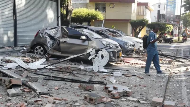Földrengés sújtotta Kolumbia: összedőlt épület romjai és emberek nézik a katasztrófa helyszínét. – 2. kép