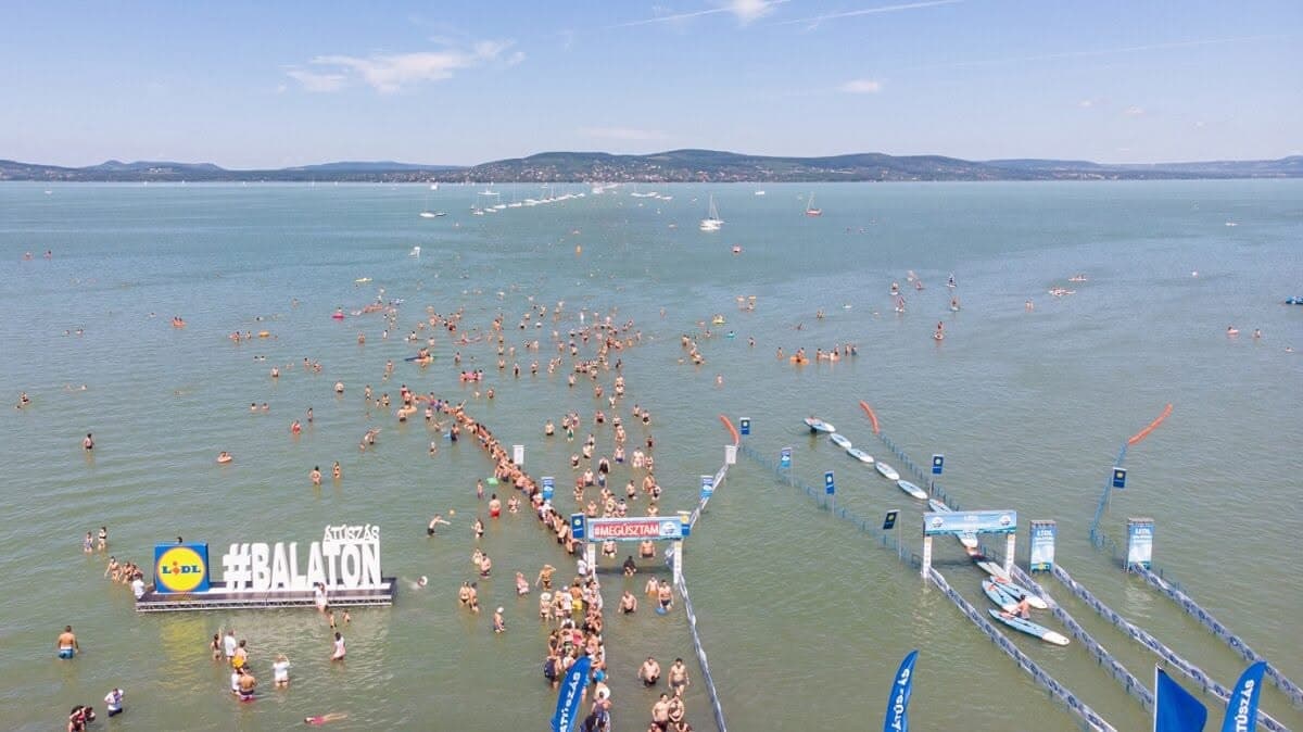 A szél és a hullámok döntöttek: elhalasztották a Balaton-átúszást