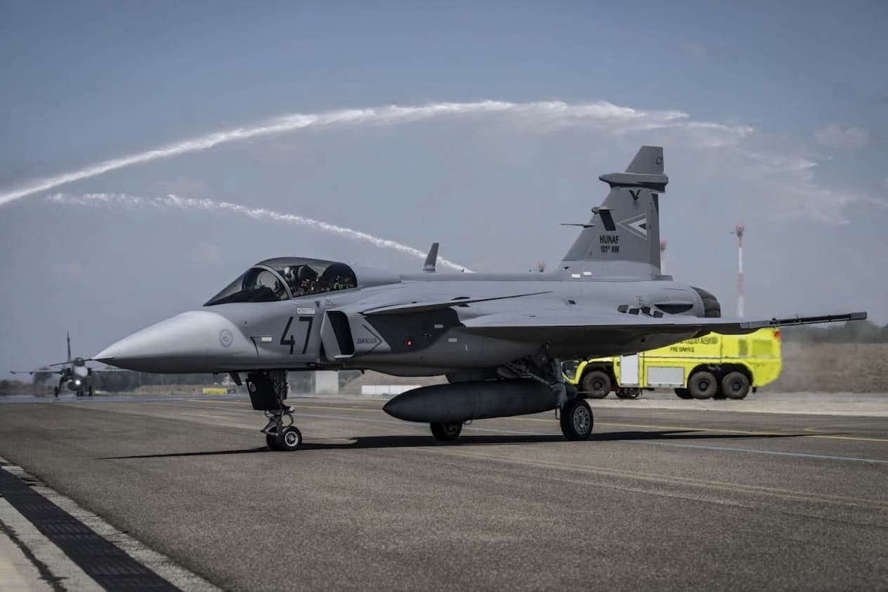 Lezuhant egy Gripen vadászgép Szolnok mellett, a pilóta katapultált